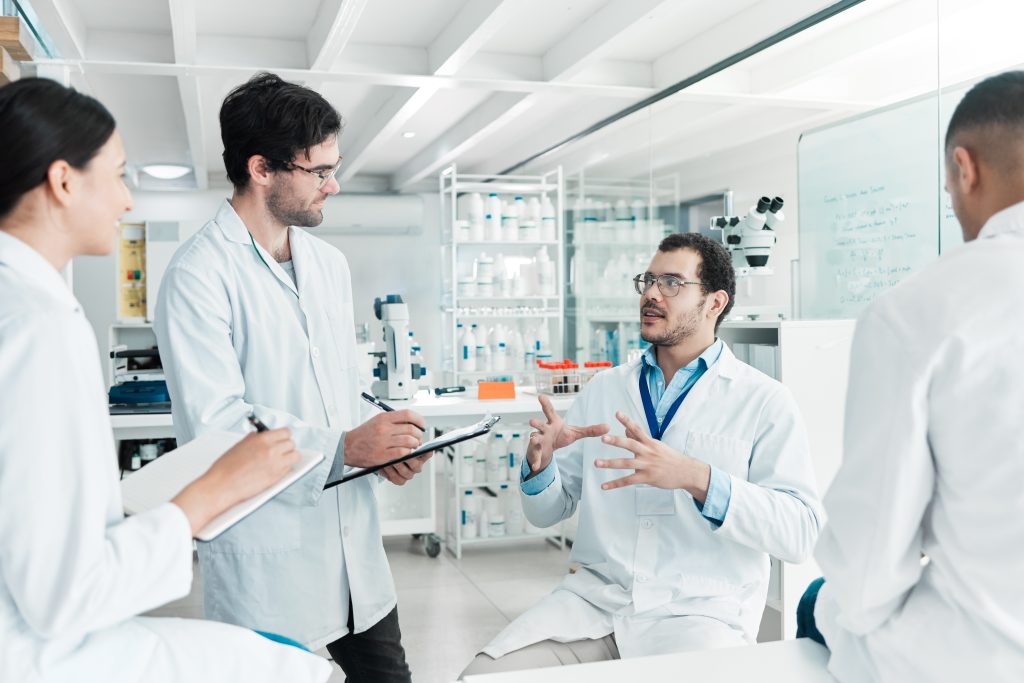 实验室、科学家、团队合作、数据记录、研究报告、专业态度、多元化团队、科研工作、现代科技、学术讨论 (1)