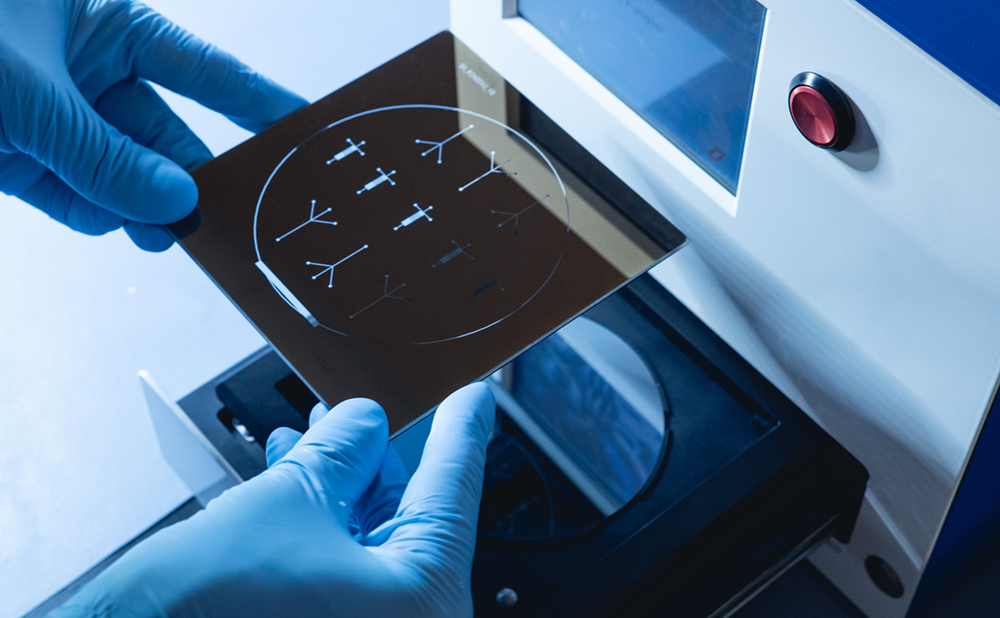 Master-Mold-UV-lampmicrofabrication-station