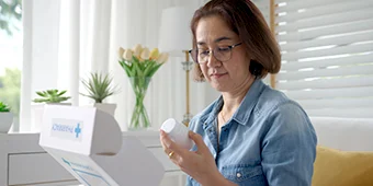 Heal_LadyAtHomePillKitPostal_449502742_web_340x170