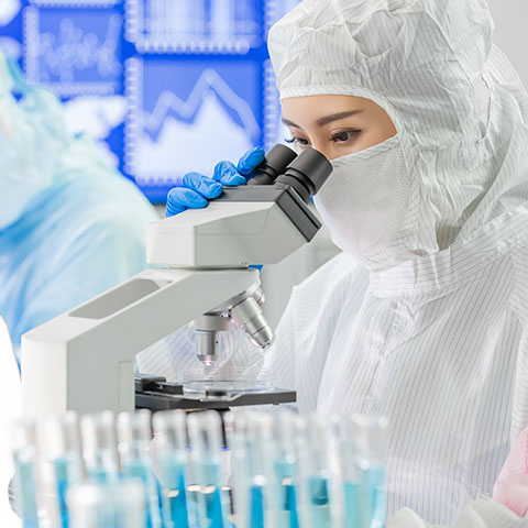 R+D_ScientistMicroscope_300575685_480x480